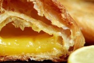 Sweet pastry bites with lemon cream